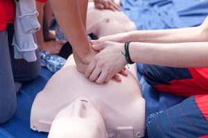 positonnement des mains pendant une RCP sur mannequin