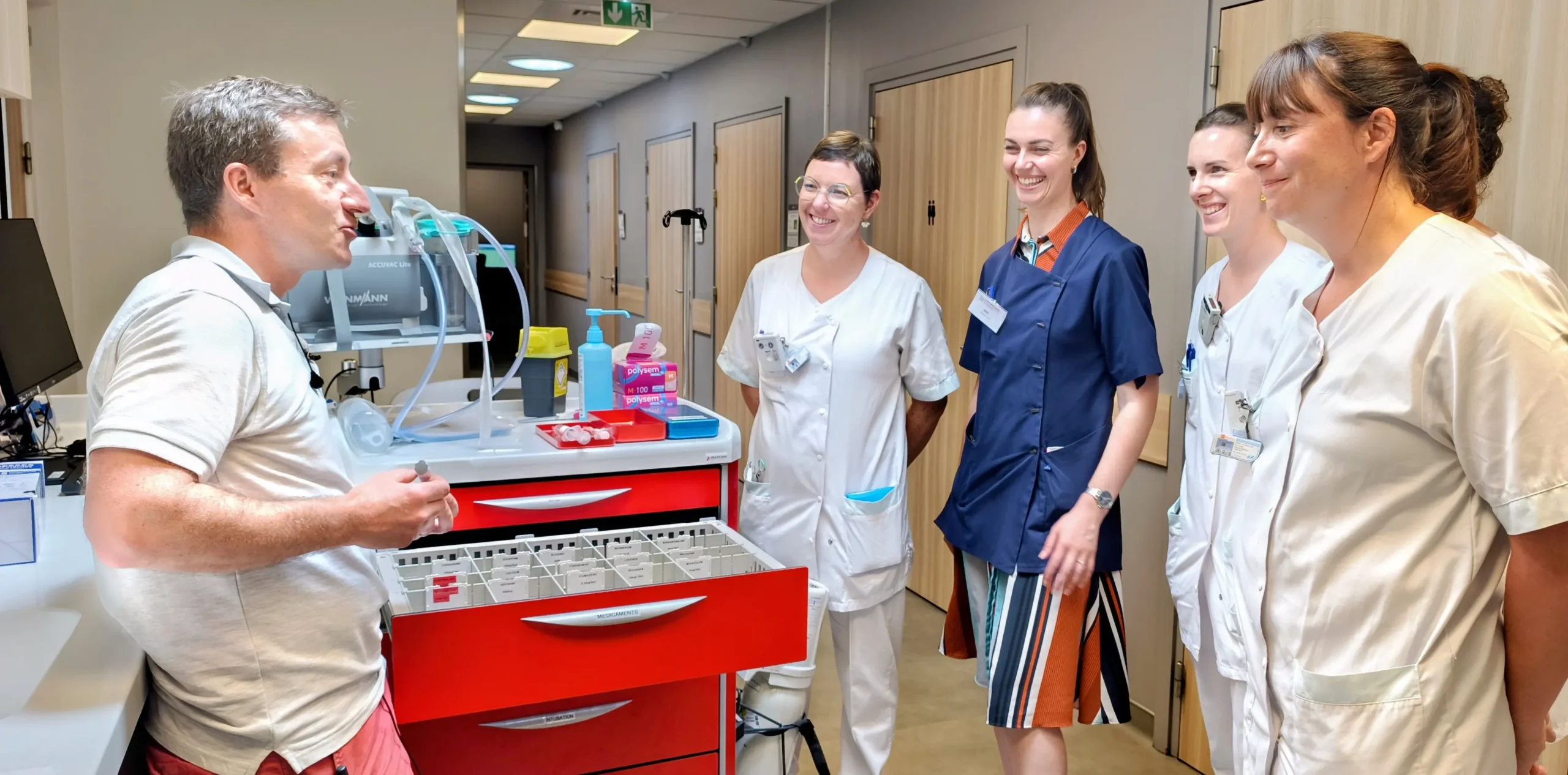 formation à Quimper, travail autour du chariot d'urgence lors d'un AFGSU2