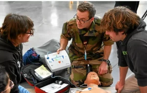 Elouan LEBRET fondateur d'Iroise Formation, formateur gestes et soins d'urgence en instruction DAE à l'atelier des capucins à Brest